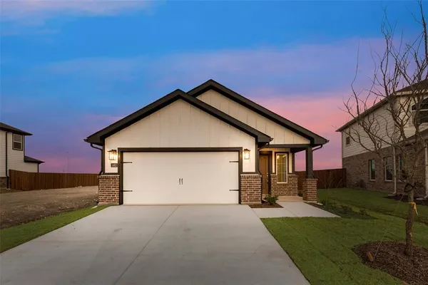 a view of house and yard with garage