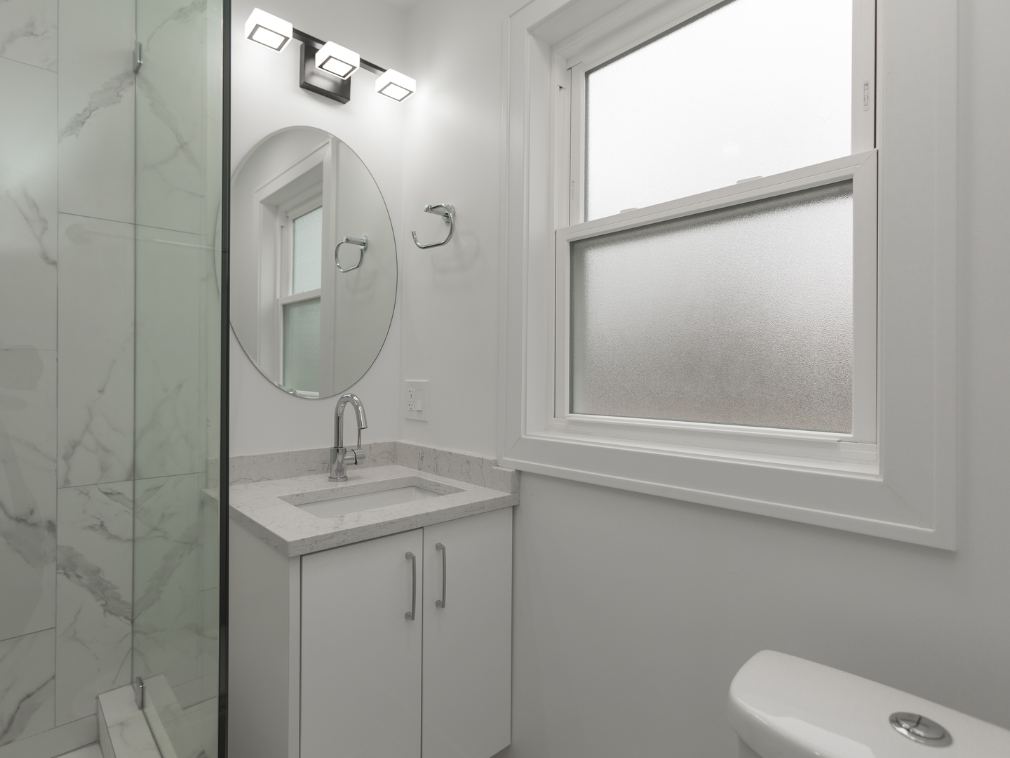 6310 Hilly Way Cary, IL 60013 - Photo 25 of 67 a bathroom with a toilet a sink and mirror