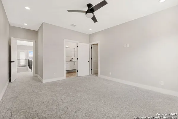 a view of empty room with a ceiling fan