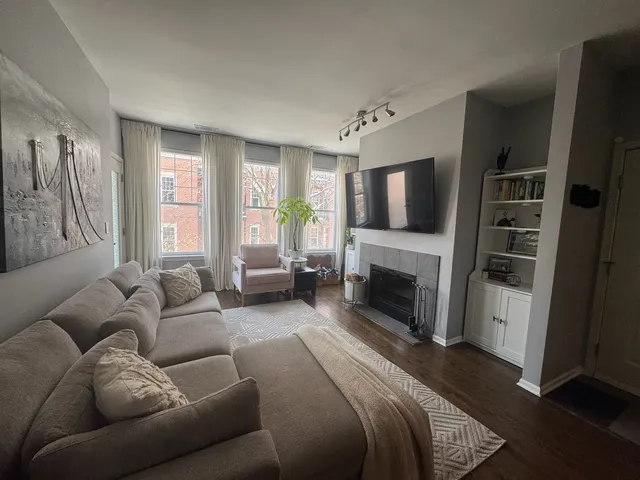 $450,000 | 301 West Scott Street, Unit 103, Chicago, IL 60610