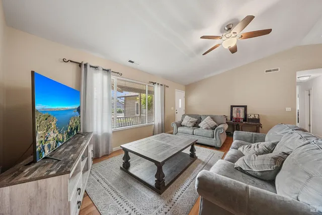 $469,000 | 18164 Fishhook Court, Hidden Valley Lake, CA 95467