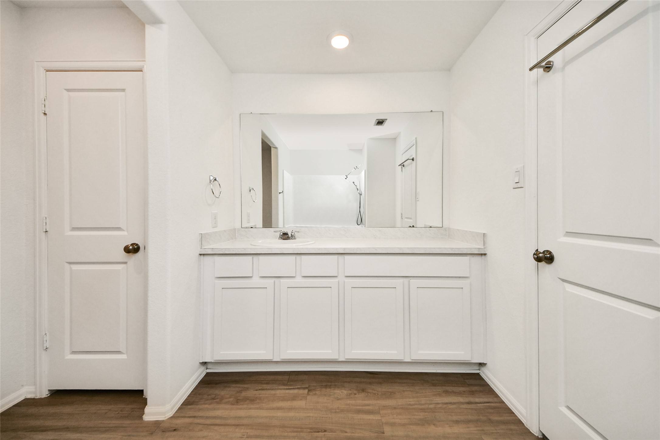 5011 Stratton Lane Rosharon, TX 77583 - Photo 22 of 38 Clean and well-kept primary bathroom designed for everyday comfort.