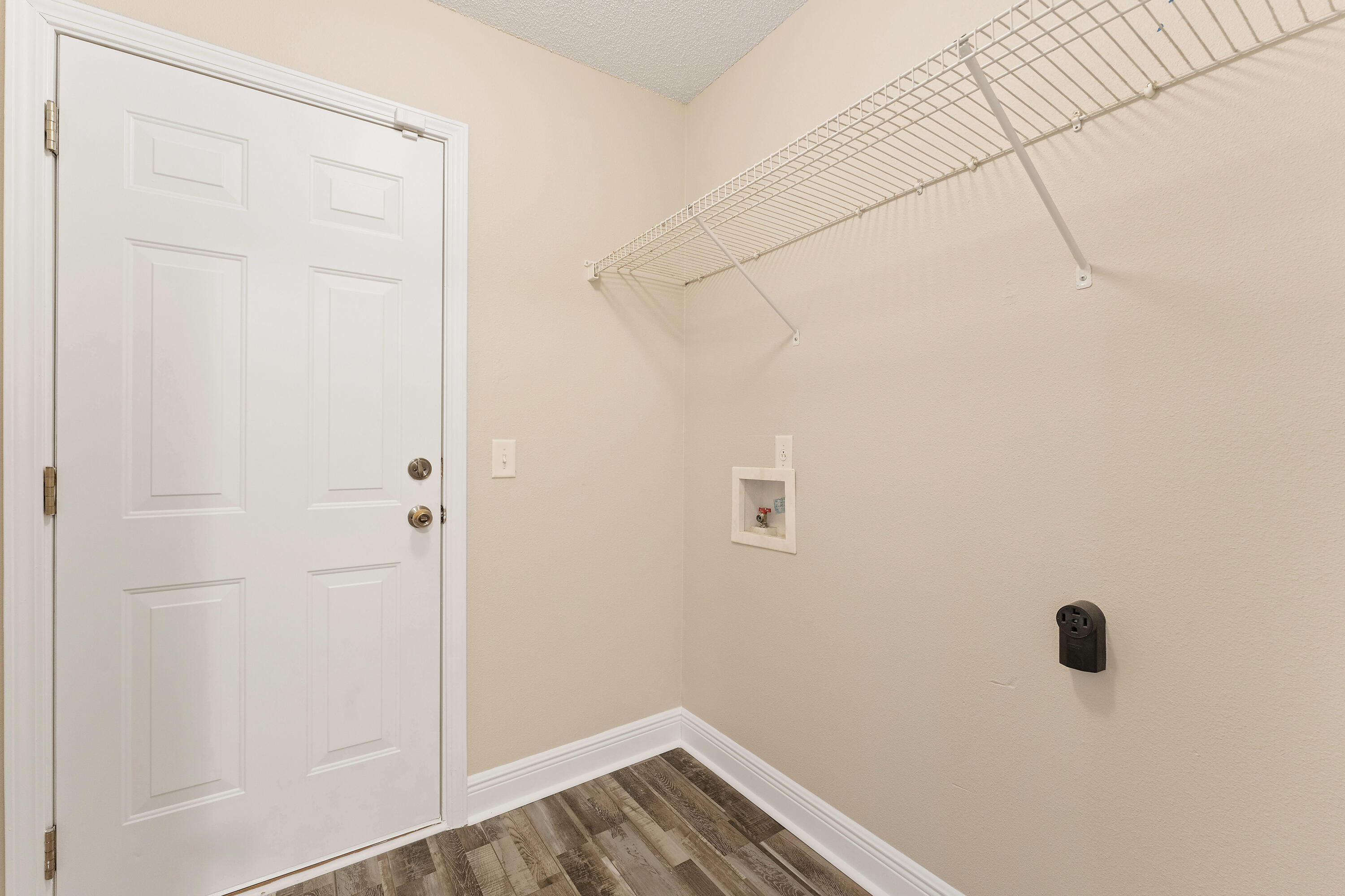 7162 Riverview Road Navarre, FL 32566 - Photo 20 of 33 a view of a small space