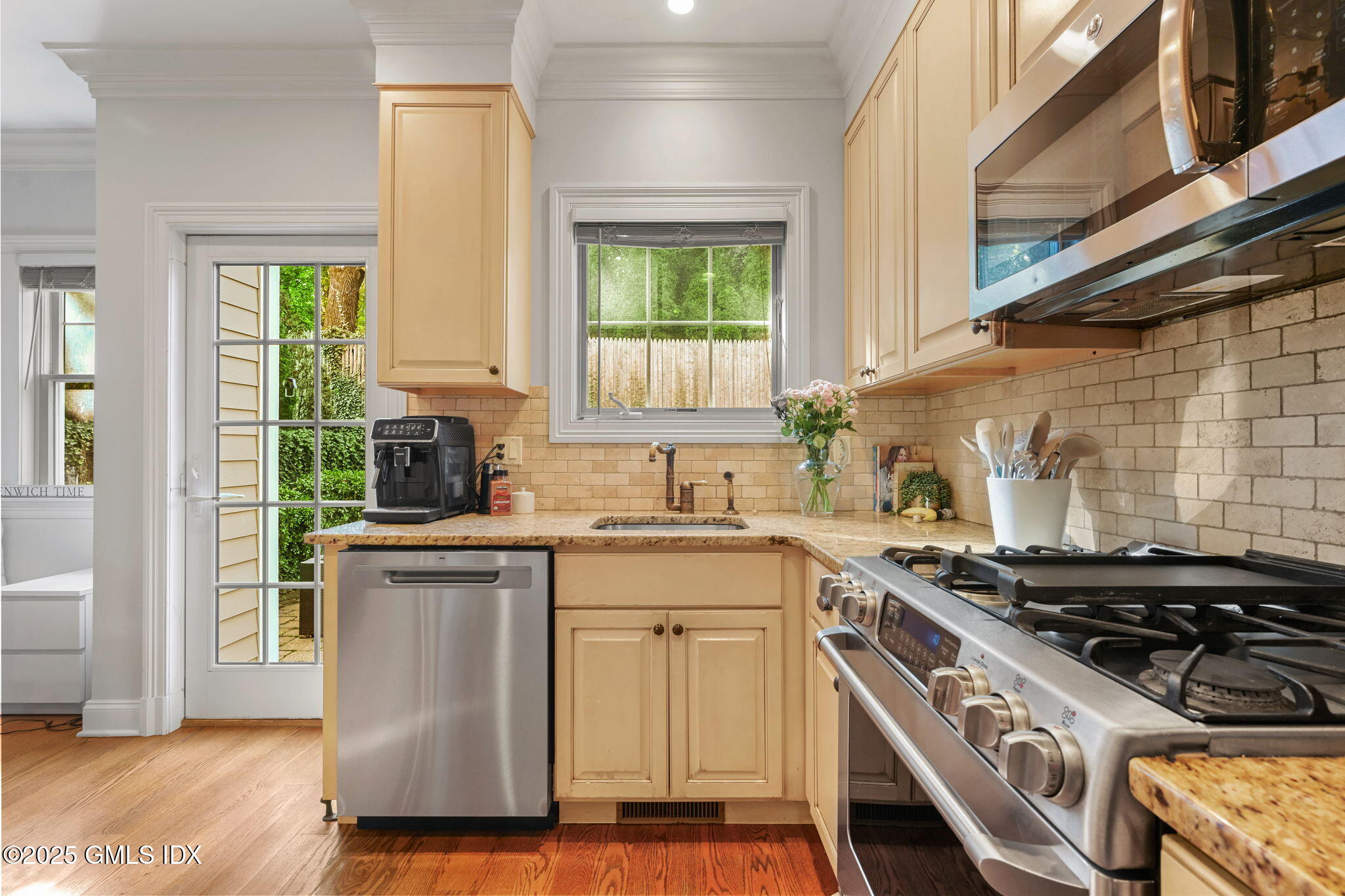 25 Le Grande Avenue, Unit B Greenwich, CT 06830 - Photo 11 of 37 a kitchen with a stove a sink and a window