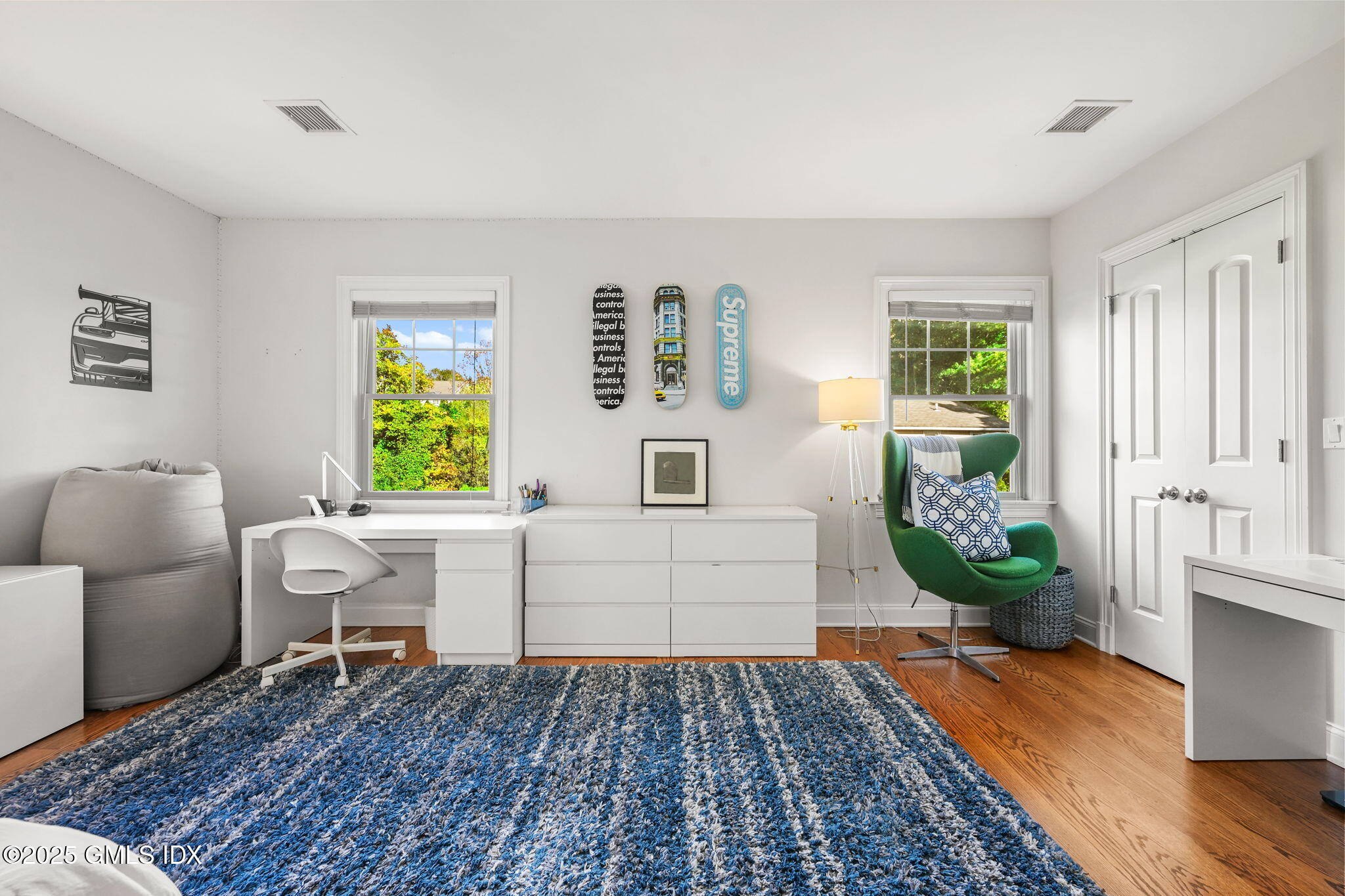 25 Le Grande Avenue, Unit B Greenwich, CT 06830 - Photo 18 of 37 a living room with furniture and a window