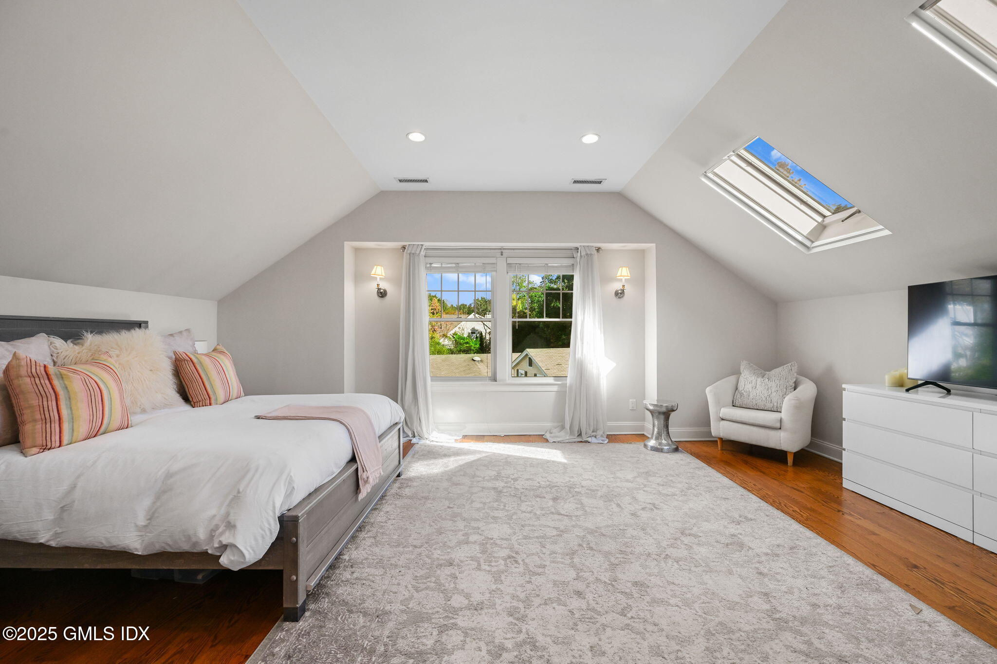 25 Le Grande Avenue, Unit B Greenwich, CT 06830 - Photo 21 of 37 a spacious bedroom with a bed and a large window