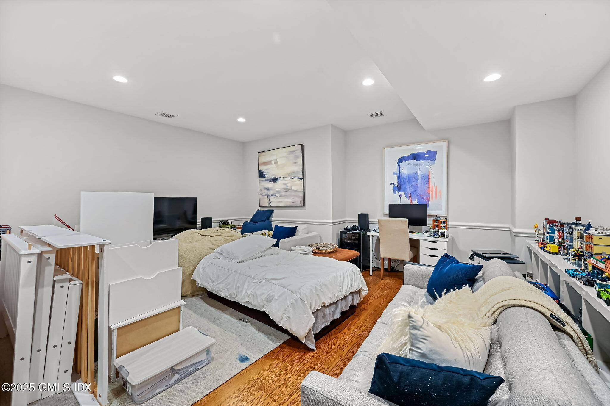 25 Le Grande Avenue, Unit B Greenwich, CT 06830 - Photo 28 of 37 a bedroom with two beds and a chandelier