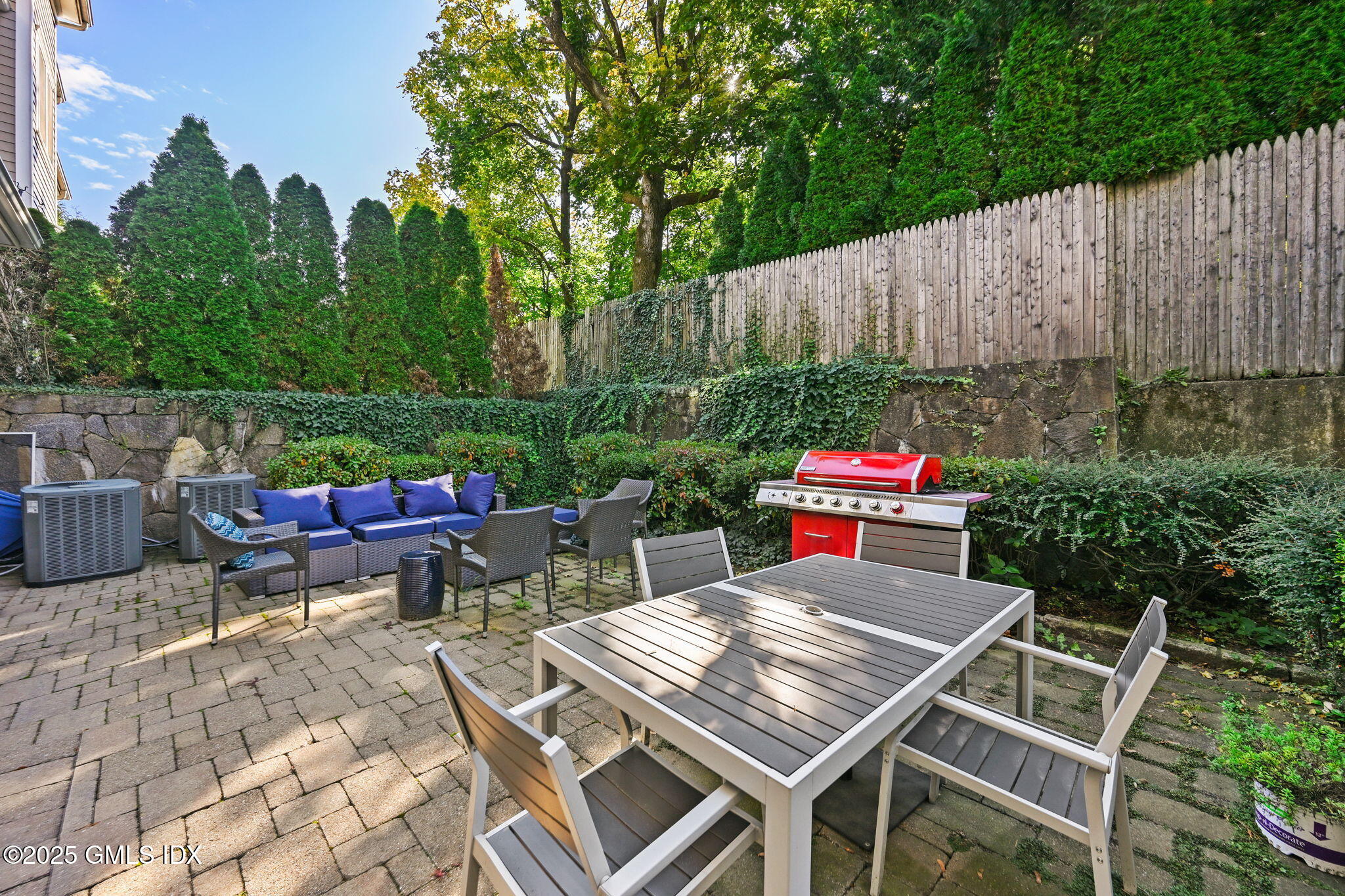 25 Le Grande Avenue, Unit B Greenwich, CT 06830 - Photo 31 of 37 a backyard of a house with outdoor seating