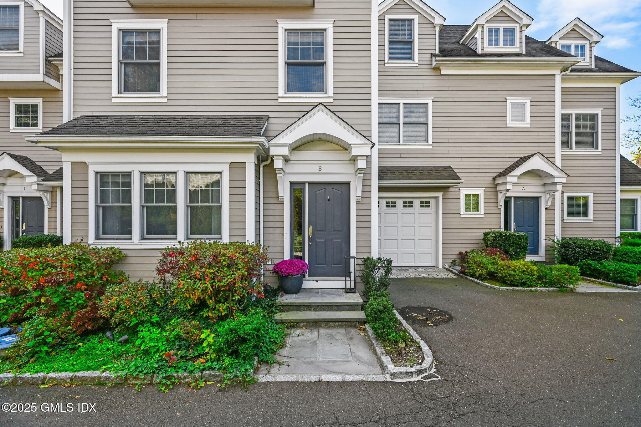 25 Le Grande Avenue, Unit B Greenwich, CT 06830 - Photo 33 of 37 a front view of a house with garden