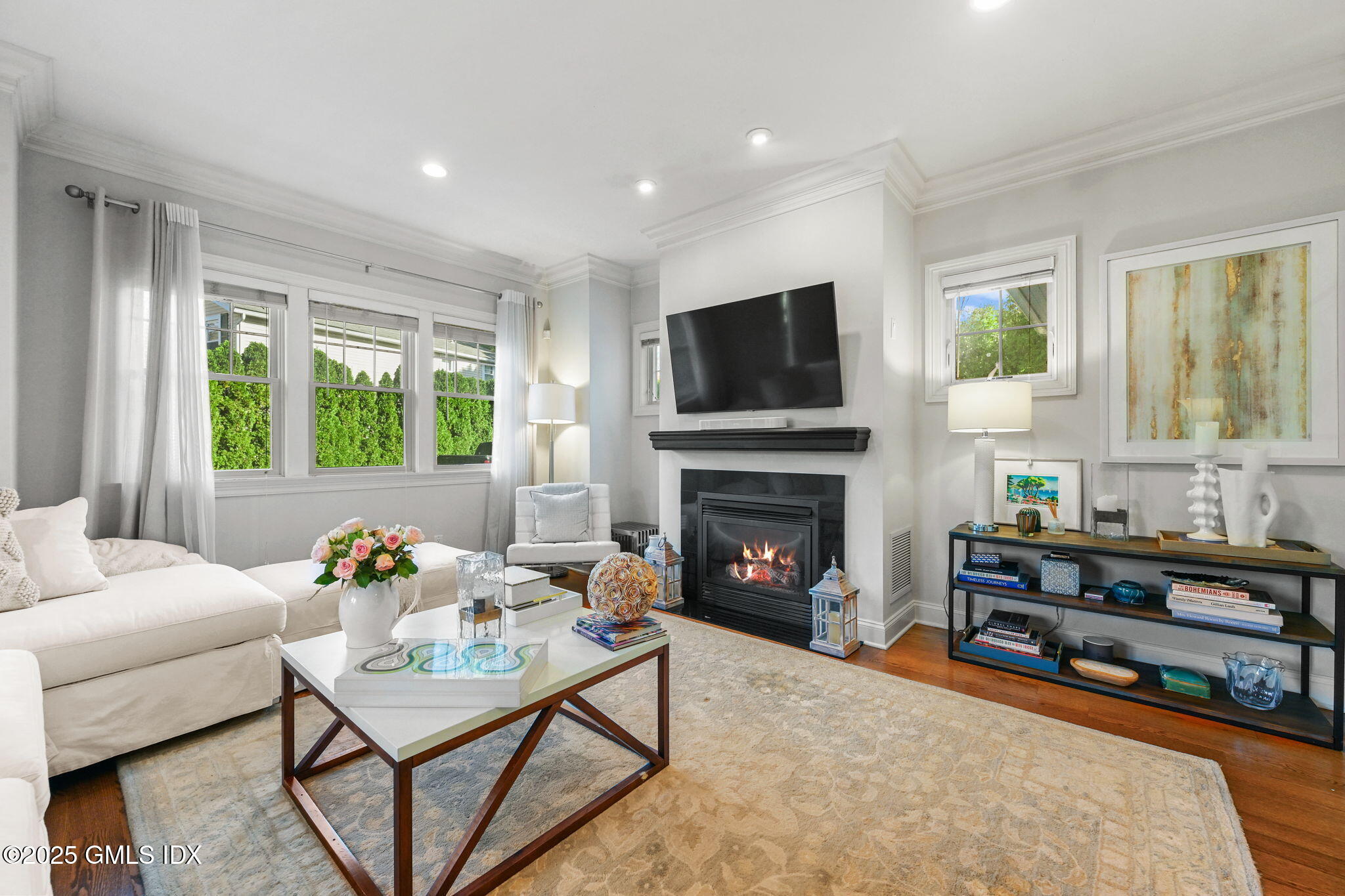 25 Le Grande Avenue, Unit B Greenwich, CT 06830 - Photo 4 of 37 a living room with furniture and a fireplace