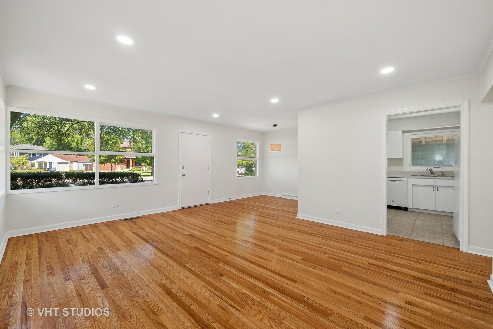 1142 Whitfield Road Northbrook, IL 60062 - Photo 2 of 16