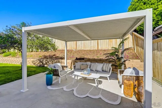 a view of a backyard