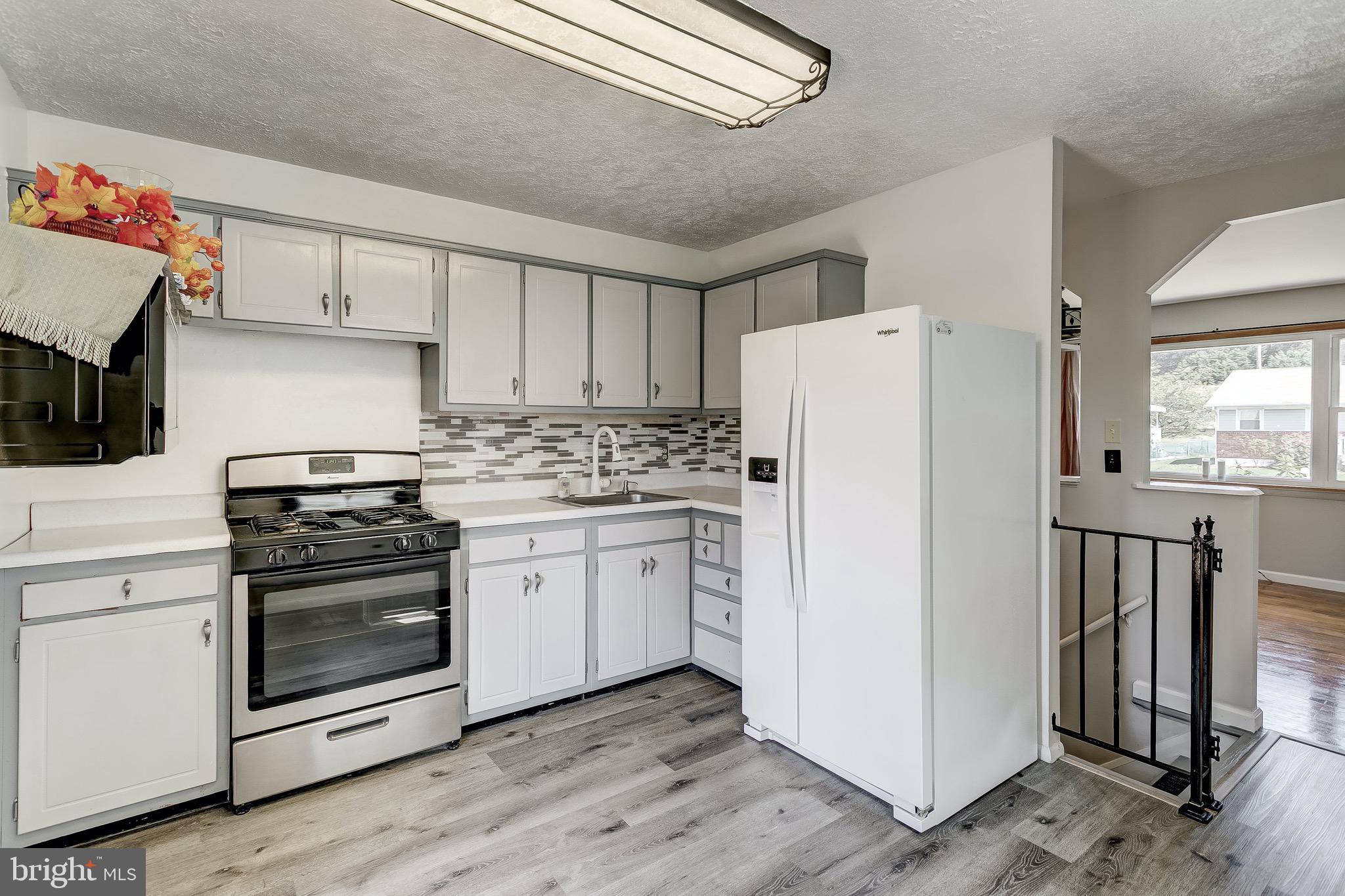 7709 Beekay Road Baltimore, MD 21219 - Photo 10 of 35 SS Gas Oven!