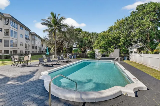 $1,750 | 941 Crystal Lake Drive, Unit 405, Pompano Beach, FL 33064