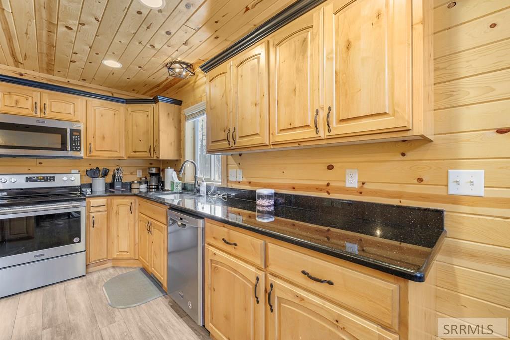 4062 Steelhead Road Island Park, ID 83429 - Photo 17 of 61 Kitchen