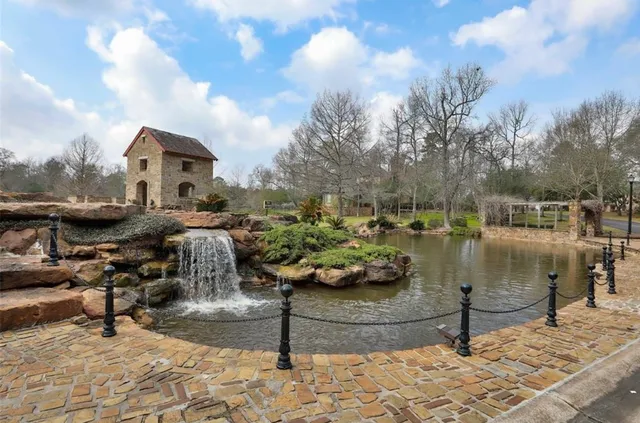 $858,000 | 37518 Edgewater Drive, Pinehurst, TX 77362