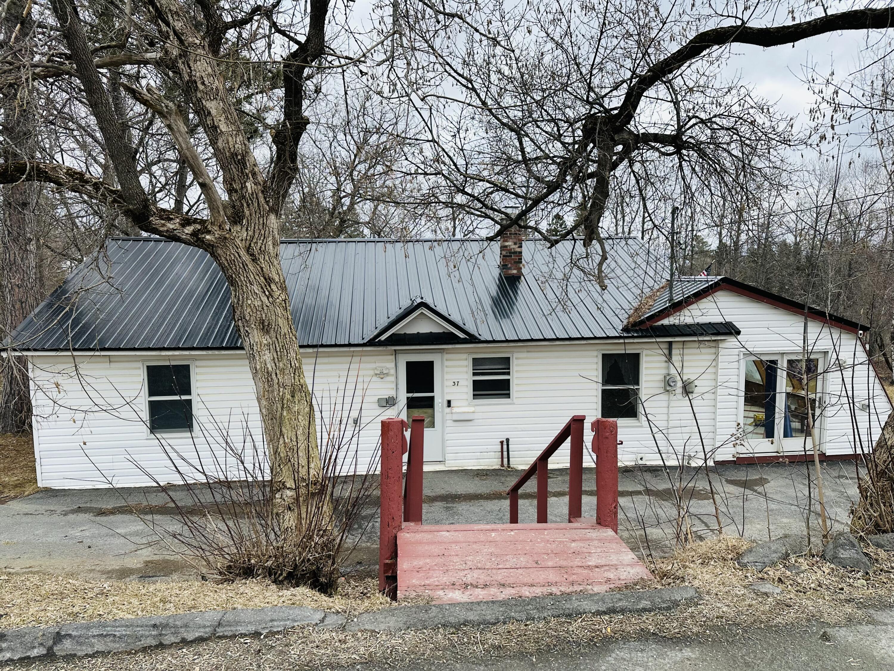 37 Spring Street Caribou, ME 04736 - Photo 3 of 42 IMG_4076