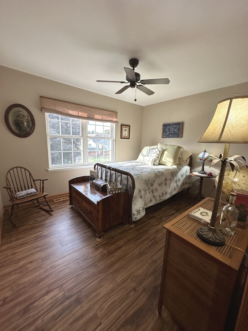 308 Glenbrook Trail McHenry, IL 60050 - Photo 20 of 29 a living room with furniture and a large window