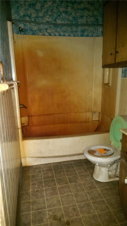 4297 Mercer Street New Lebanon, PA 16145 - Photo 8 of 12 Full bath on main level