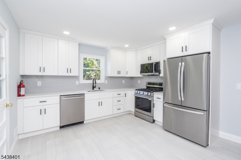 14 Hemlock Road Rockaway, NJ 07866 - Photo 2 of 34