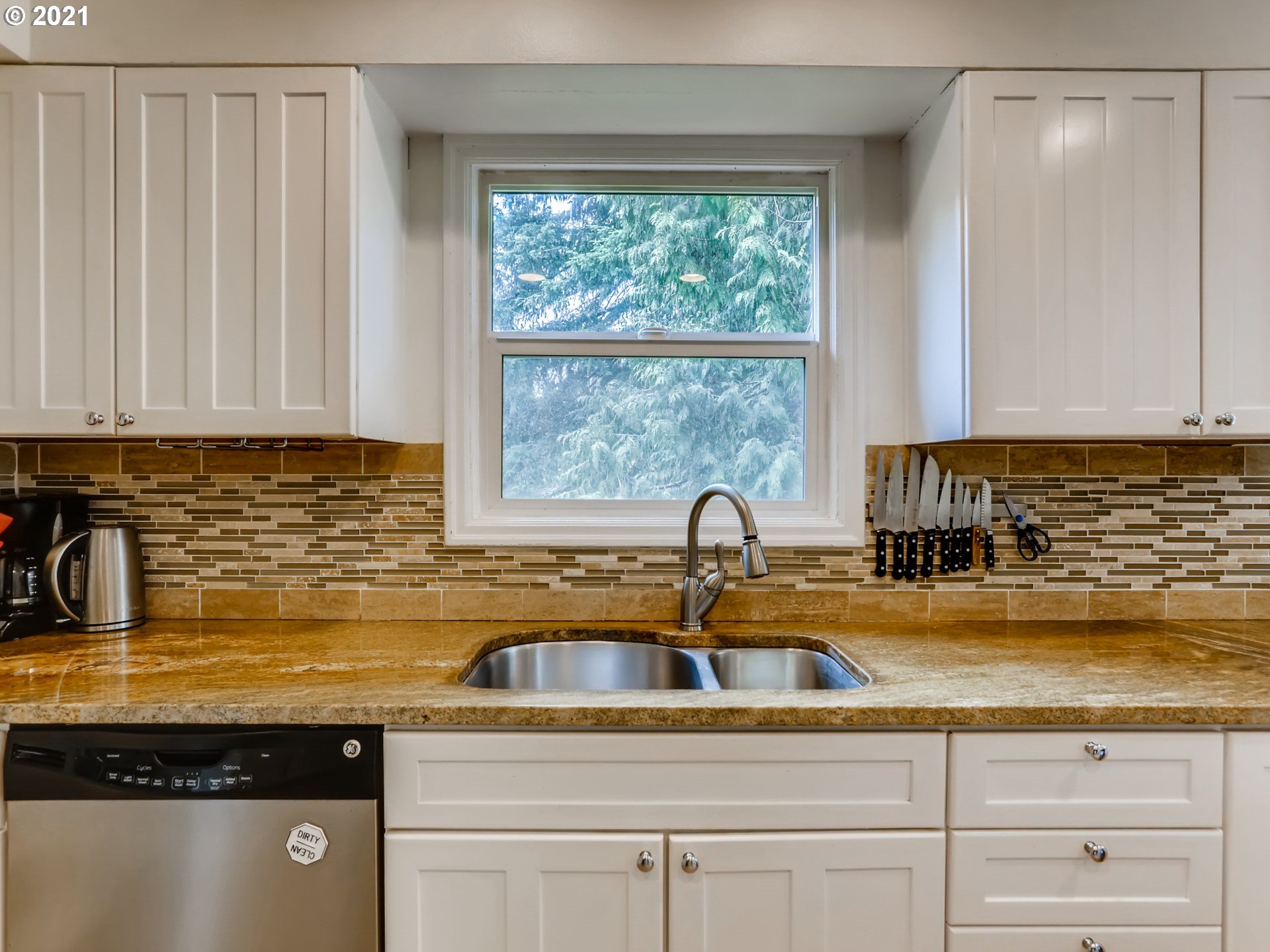 11855 Southwest Lesser Road Portland, OR 97219 - Photo 8 of 32 Gallery Image 8
