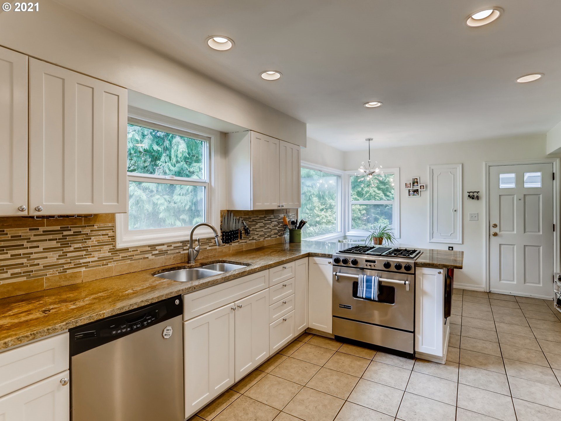 11855 Southwest Lesser Road Portland, OR 97219 - Photo 9 of 32 Gallery Image 9