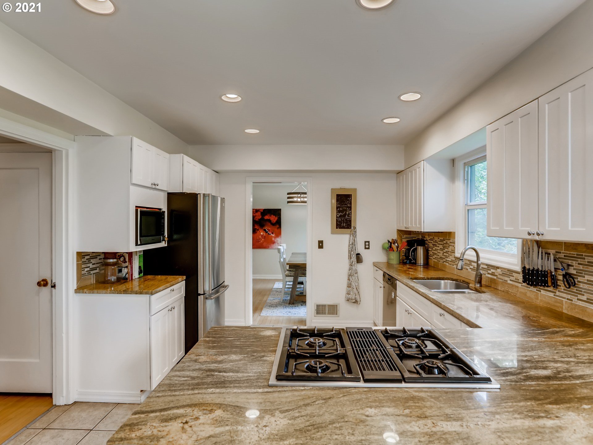 11855 Southwest Lesser Road Portland, OR 97219 - Photo 10 of 32 Gallery Image 10