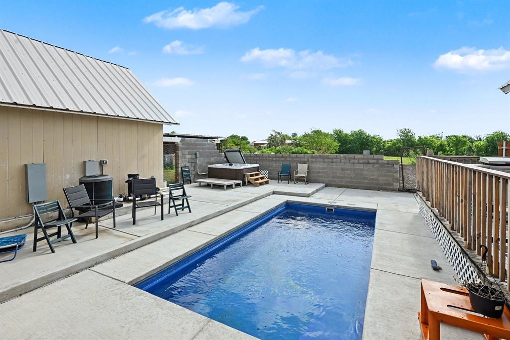 6694 Hutcheson Hill Road Springtown, TX 76082 - Photo 27 of 40