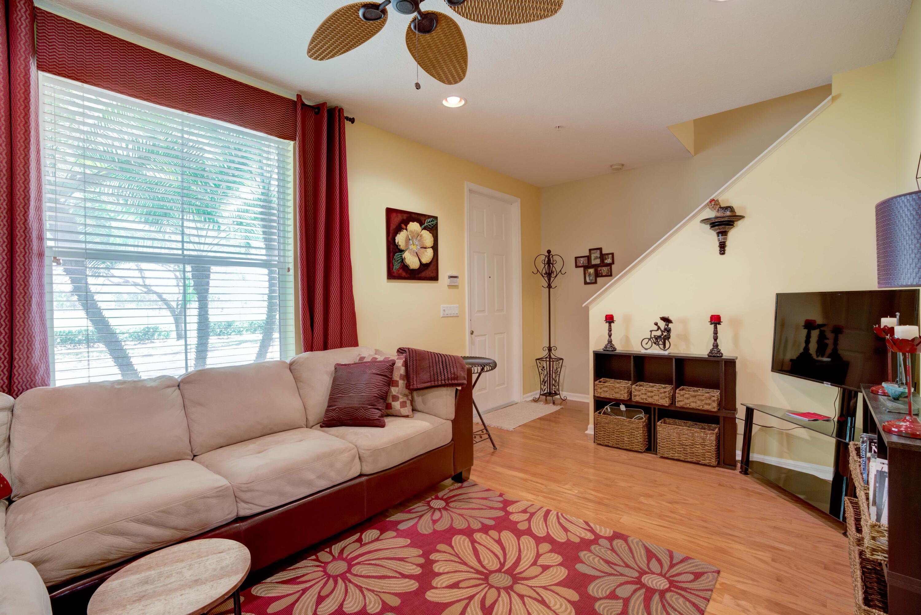 4166 Stadium Drive Jupiter, FL 33458 - Photo 13 of 36 4166 Stadium Living room area 2