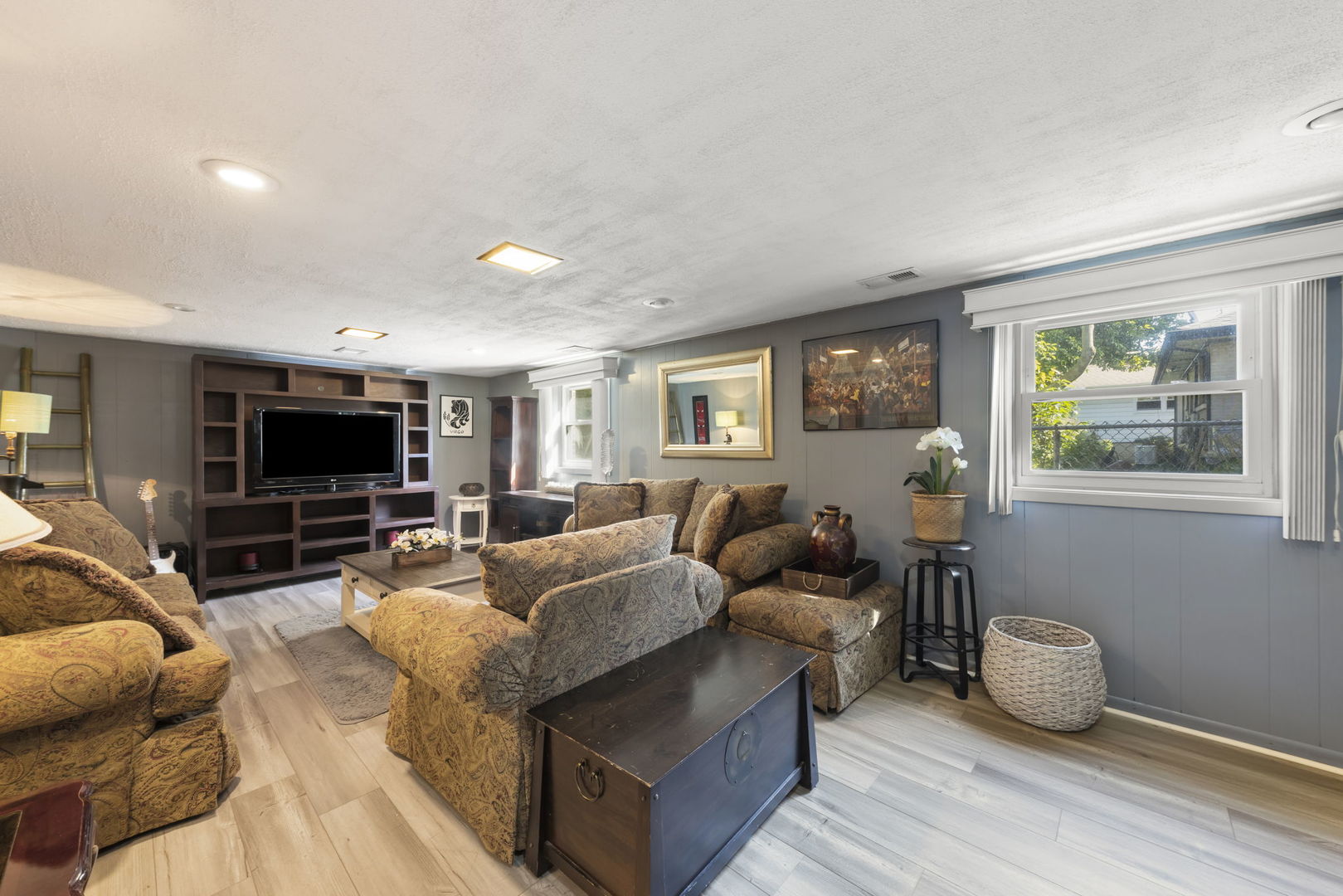 5628 Hawthorne Avenue Berkeley, IL 60163 - Photo 13 of 18 a living room with furniture and a flat screen tv