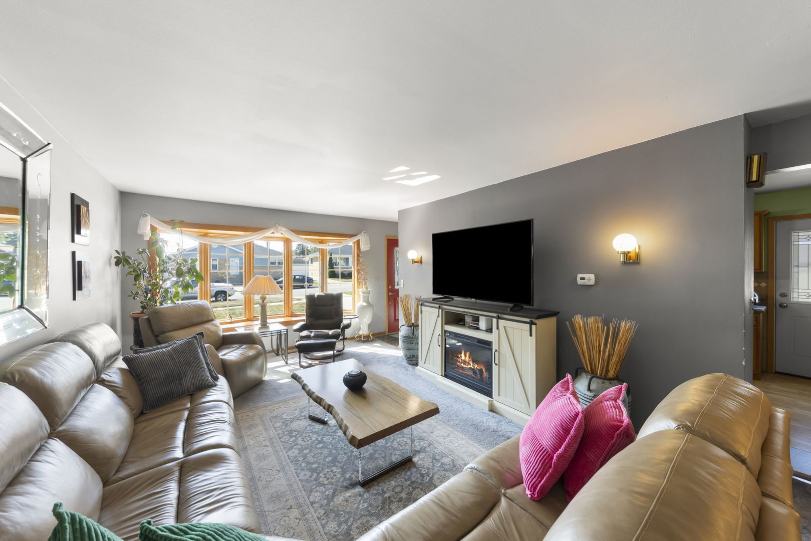 5628 Hawthorne Avenue Berkeley, IL 60163 - Photo 4 of 18 a living room with furniture and a flat screen tv