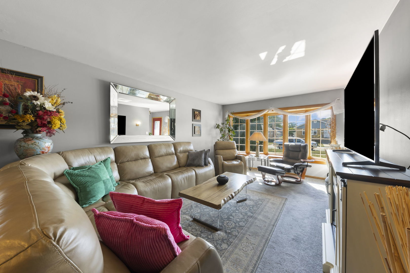 5628 Hawthorne Avenue Berkeley, IL 60163 - Photo 5 of 18 a living room with furniture and a flat screen tv