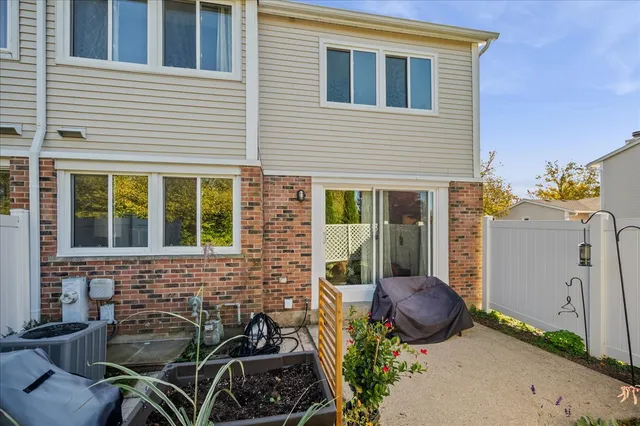 $409,900 | 630 Pheasant Lane, Deerfield, IL 60015