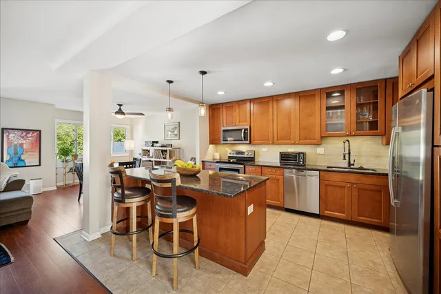 $409,900 | 630 Pheasant Lane, Deerfield, IL 60015