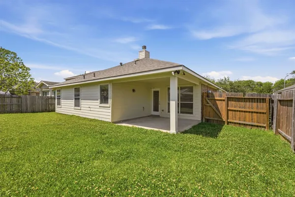 a view of a house with yard