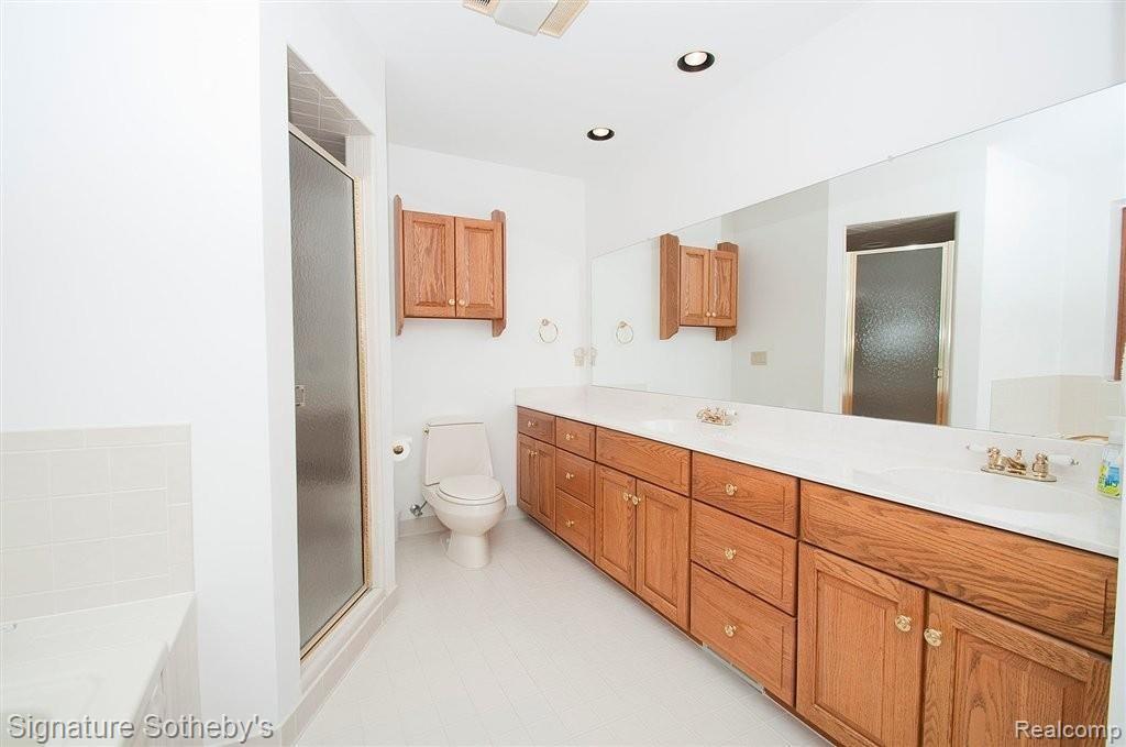 1803 Buell Court Rochester, MI 48306 - Photo 13 of 25 Master Bath.jpg