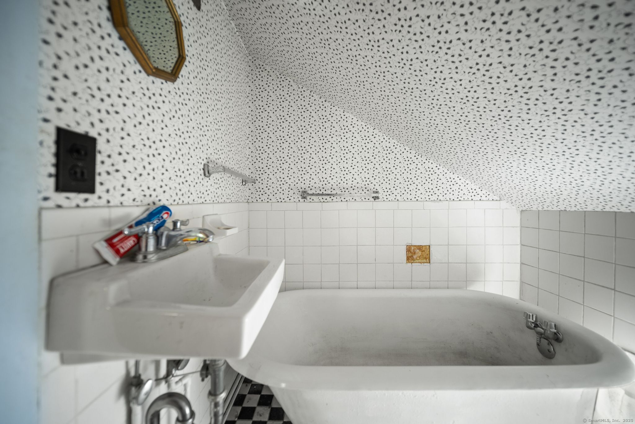 47 8th Street Norwich, CT 06360 - Photo 12 of 16 a bathroom with a bath tub