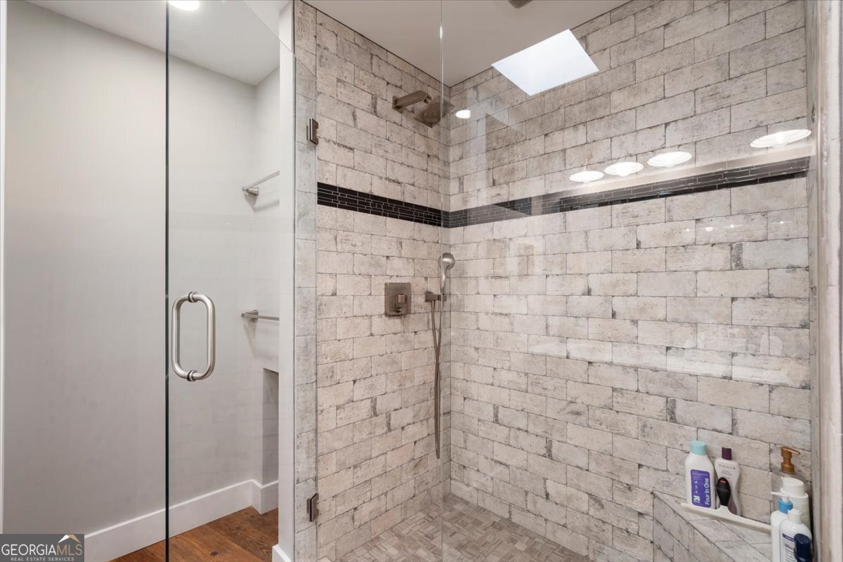 585 White Circle, Unit 402 Athens, GA 30605 - Photo 22 of 44 a bathroom with a shower