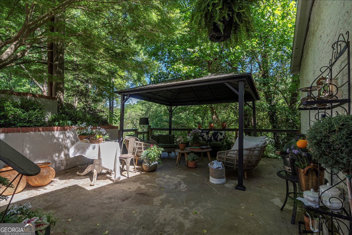 585 White Circle, Unit 402 Athens, GA 30605 - Photo 29 of 44 a view of backyard with outdoor seating and trees