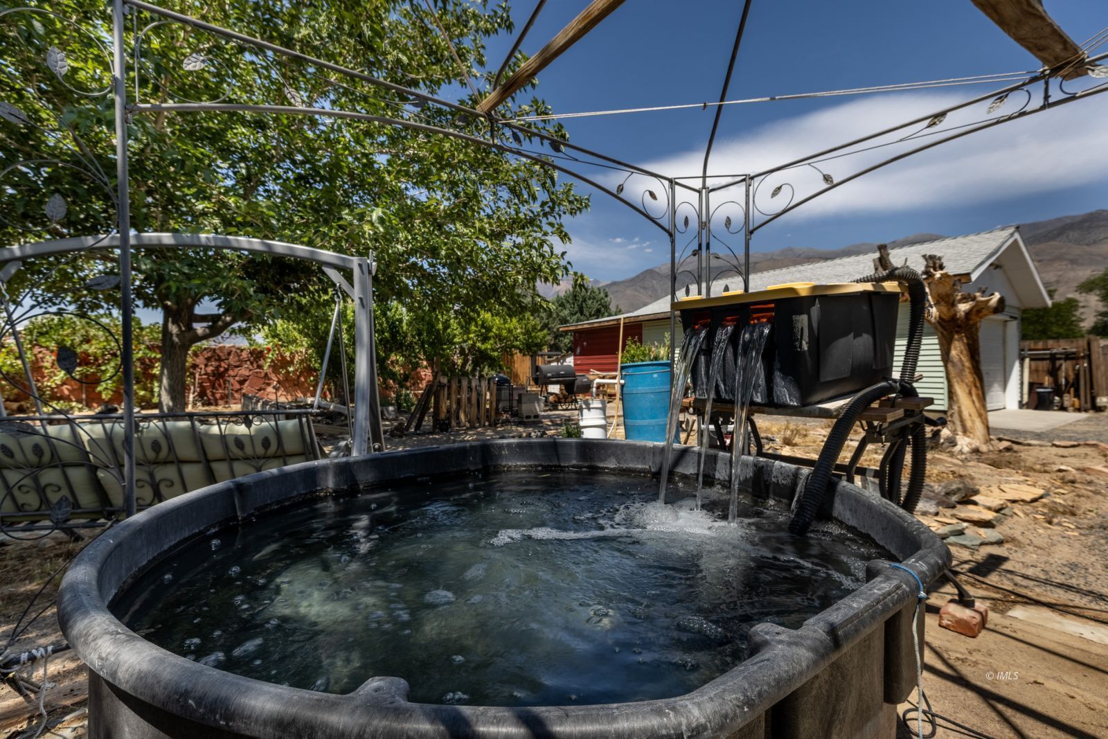 95 Mountain View Avenue Bishop, CA 93514 - Photo 23 of 35 a view of a backyard with sitting area