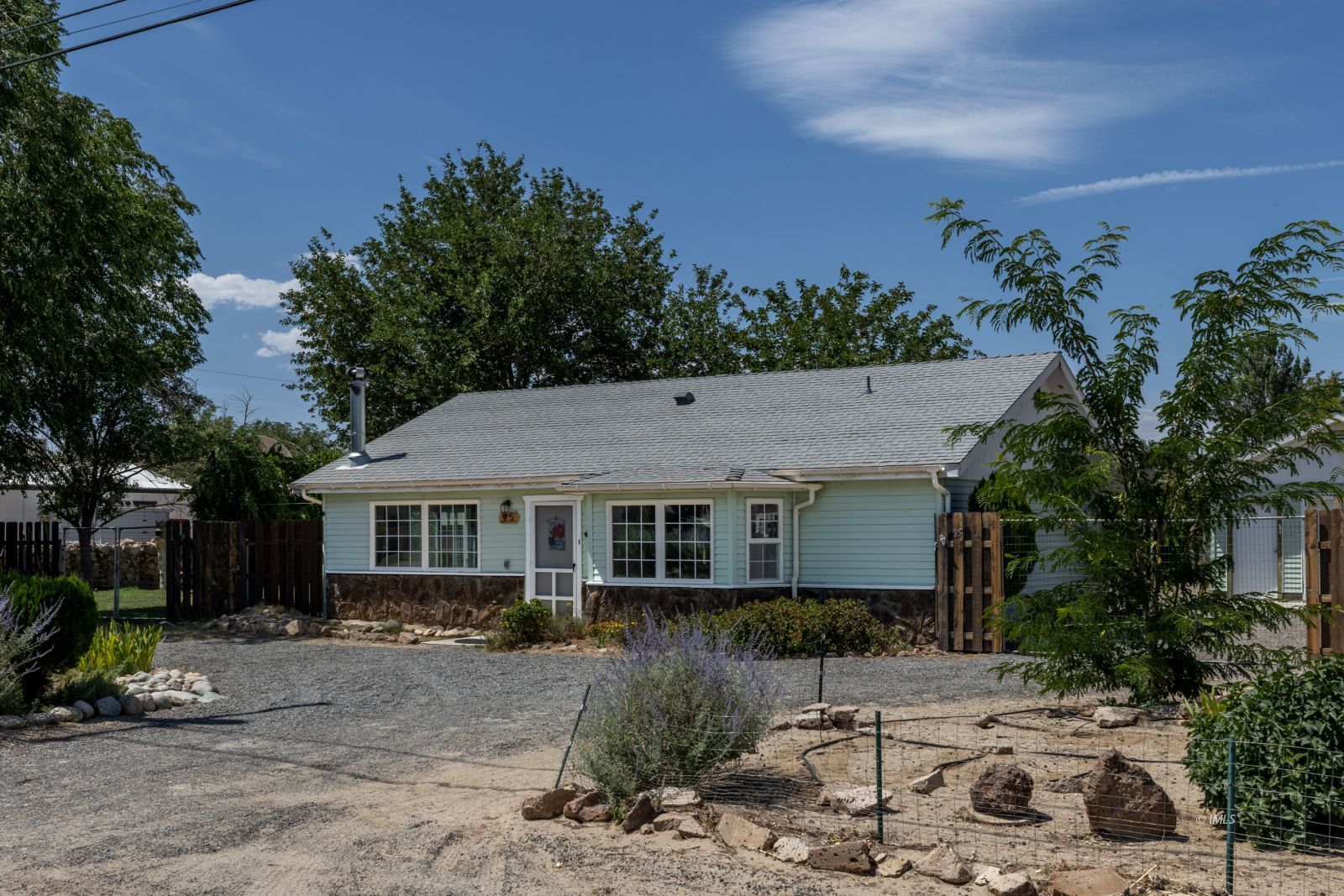 95 Mountain View Avenue Bishop, CA 93514 - Photo 4 of 35 a view of a yard in front of house