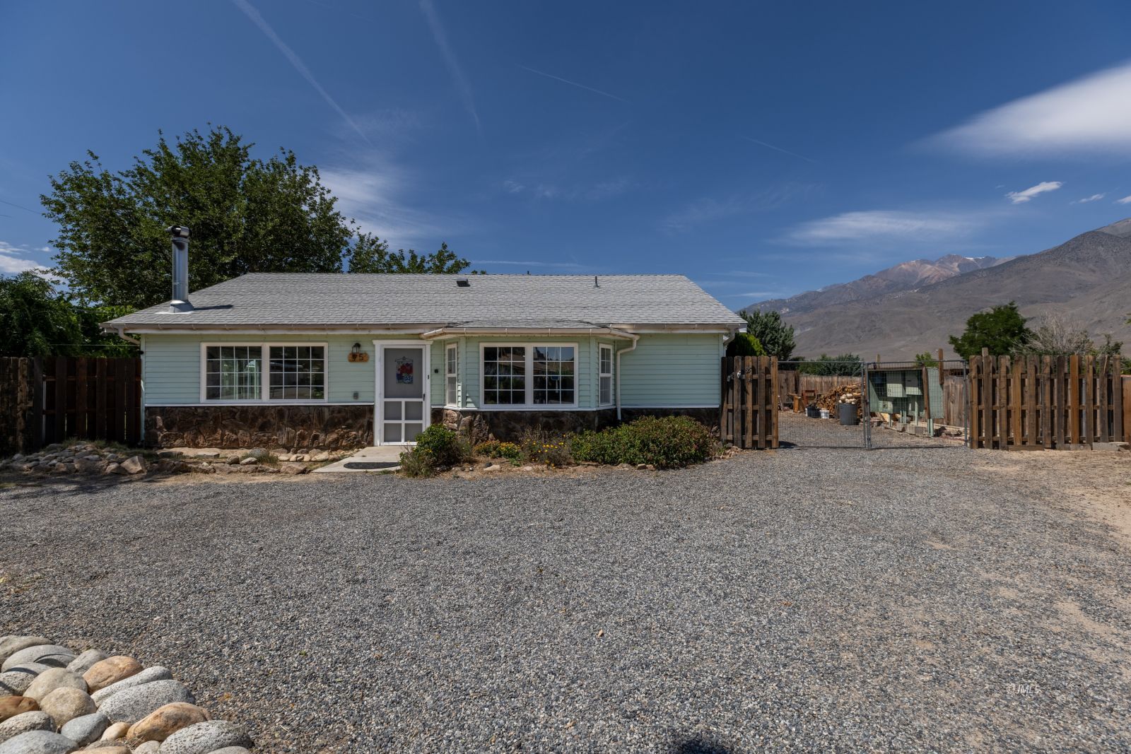 95 Mountain View Avenue Bishop, CA 93514 - Photo 5 of 35 a front view of a house with a garden