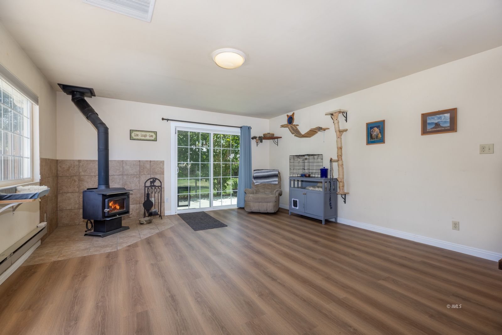 95 Mountain View Avenue Bishop, CA 93514 - Photo 7 of 35 a view of a livingroom with furniture and a fireplace