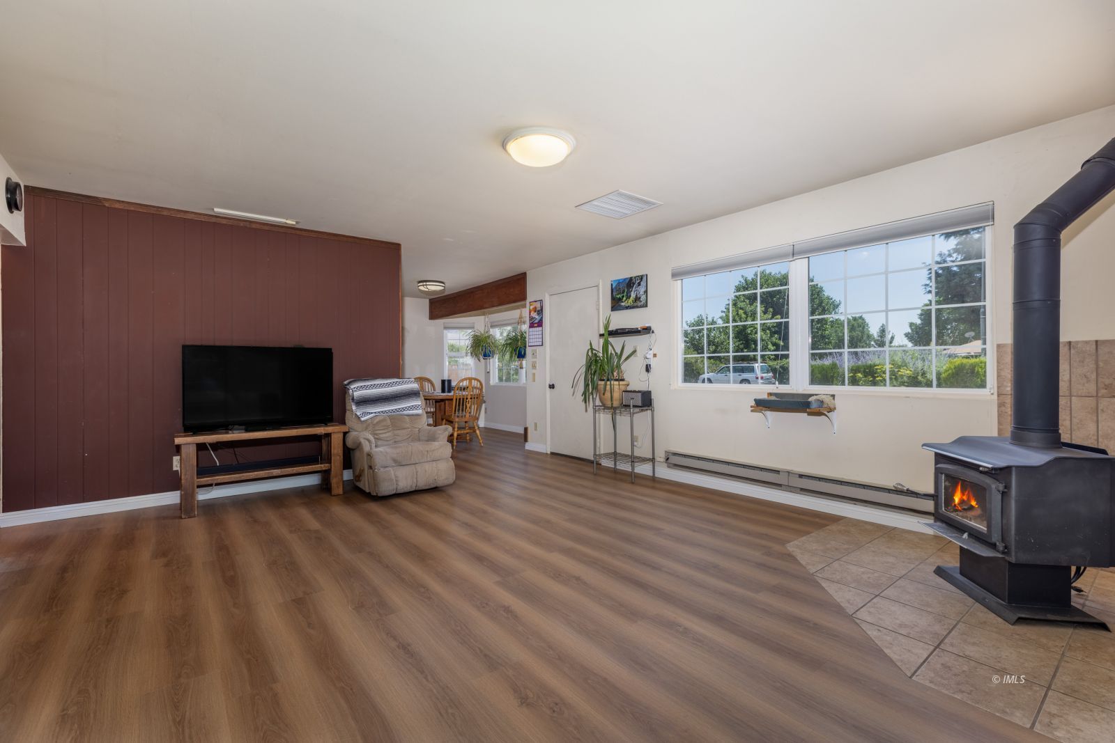 95 Mountain View Avenue Bishop, CA 93514 - Photo 9 of 35 a living room with furniture and a flat screen tv