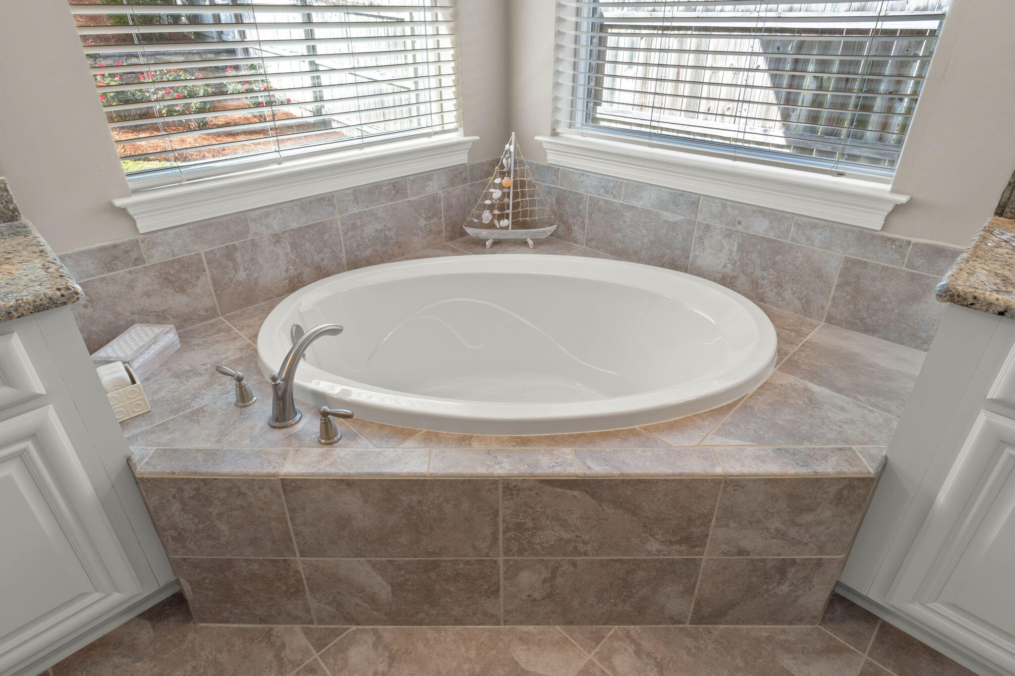 562 Falcon Trail Niceville, FL 32578 - Photo 27 of 40 a bathroom with a bathtub and window