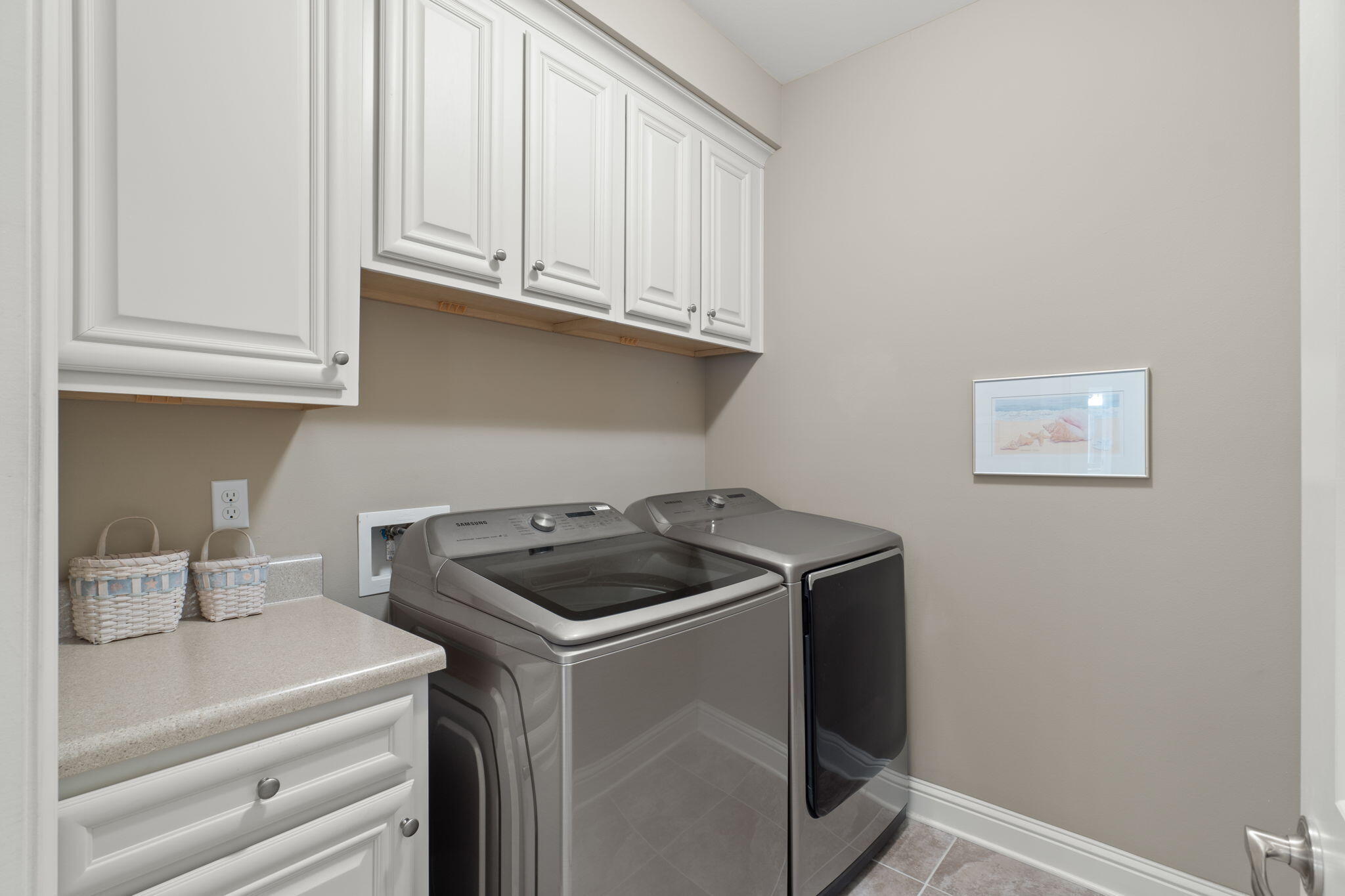 562 Falcon Trail Niceville, FL 32578 - Photo 29 of 40 a kitchen with granite countertop white cabinets and a stove