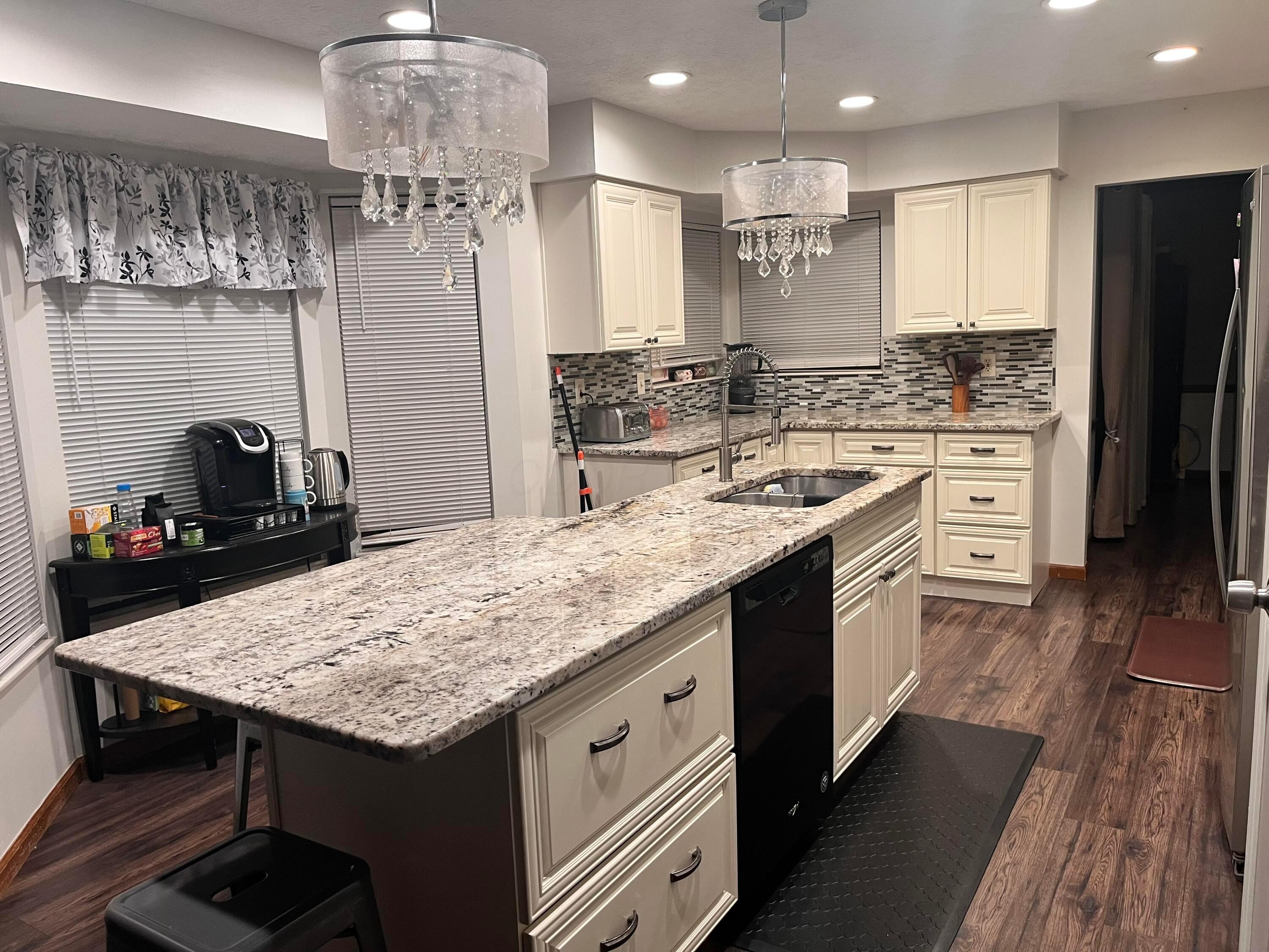 1160 Riva Ridge Boulevard Columbus, OH 43230 - Photo 5 of 10 kitchen2