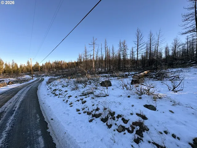 a view of roof with yard