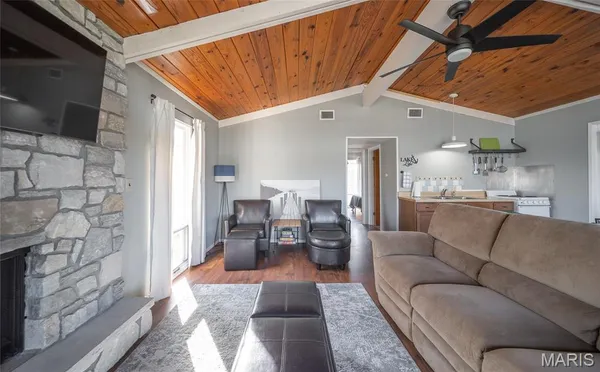 $347,000 | 1946 Lakeshore Drive, Cuba, MO 65453