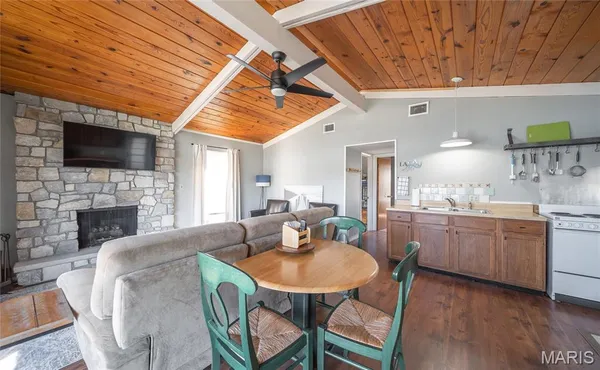 $347,000 | 1946 Lakeshore Drive, Cuba, MO 65453
